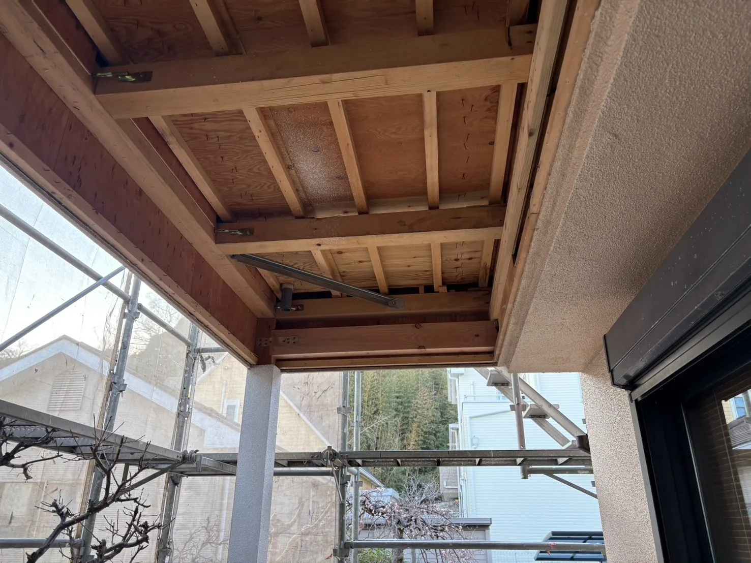 横須賀市リフォーム 一階ウッドデッキ造作予定地、柱取付工事